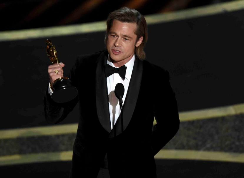 Brad Pitt recibe el premio a mejor actor de reparto por "Once Upon a Time in Hollywood" en los Oscar el domingo 9 de febrero de 2020 en el Teatro Dolby, en Los Angeles. (AP/Chris Pizzello)