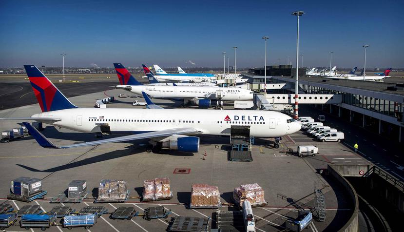 Un agente de Delta revisará las identificaciones de aquellos que no lleven pasaporte. (Archivo / AP)