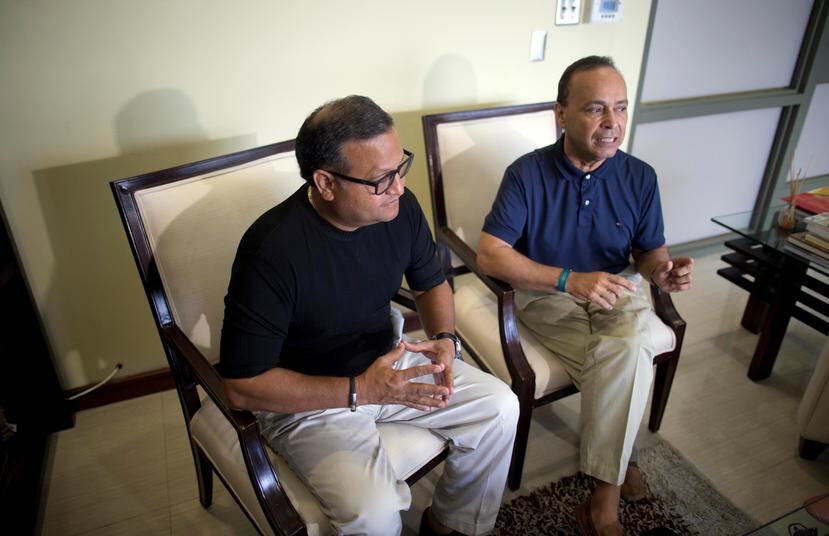 El alcalde de Caguas, William Miranda Torres (izquierda), se reunió ayer en la mañana con el congresista boricua Luis Gutiérrez (derecha).