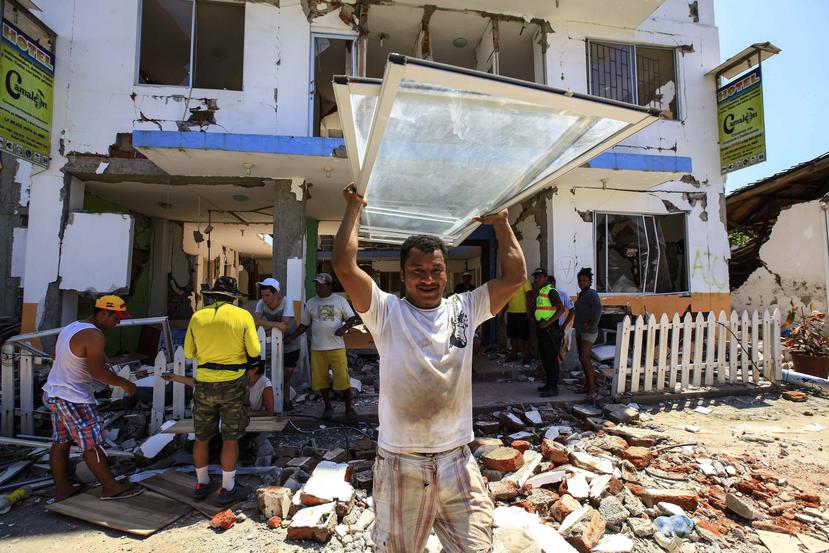Habitantes recuperan pertenencias y remueven escombros de las edificaciones afectadas por el terremoto en Canoa, Ecuador. (EFE)
