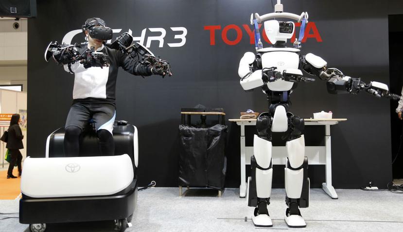 El robot T-HR3 de Toyota es controlado remotamente por una persona en una demostración en Tokio (AP).