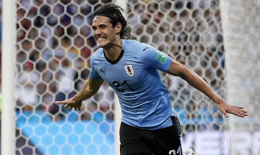 El uruguayo Edinson Cavani celebra después de anotar el gol de apertura durante el partido de octavos de final entre Uruguay y Portugal. (AP)