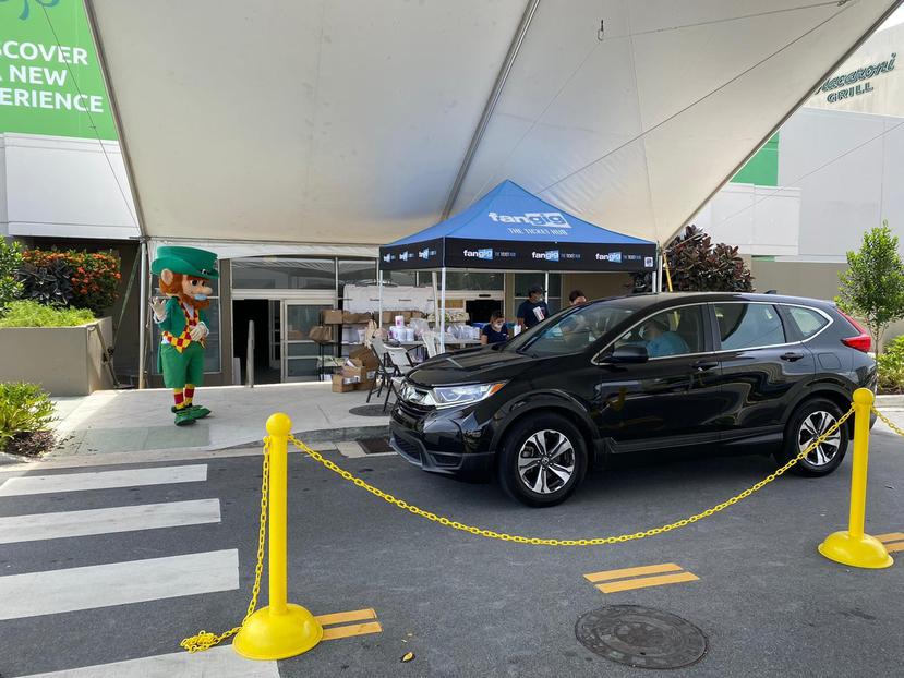 El mall está ofreciendo  servicio de recogido (“curbside pick-up”) en el área del estacionamiento para algunos artículos en una alianza con Gustazos.
