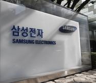 En esta imagen del 25 de octubre de 2020 se ve el logotipo de Samsung Electronics frente al edificio de Samsung Electronics Seocho en Seúl, Corea del Sur.