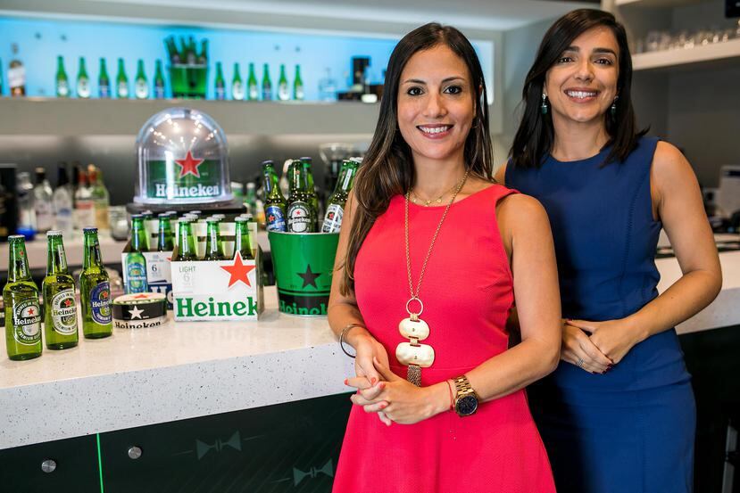 Jolliam Berrios, gerente de Mercadeo, Licores & Cervezas para Méndez & Co.;  junto a Bianca Gorbea, gerente de Exportaciones de Heineken en Puerto Rico. (Suministrada)