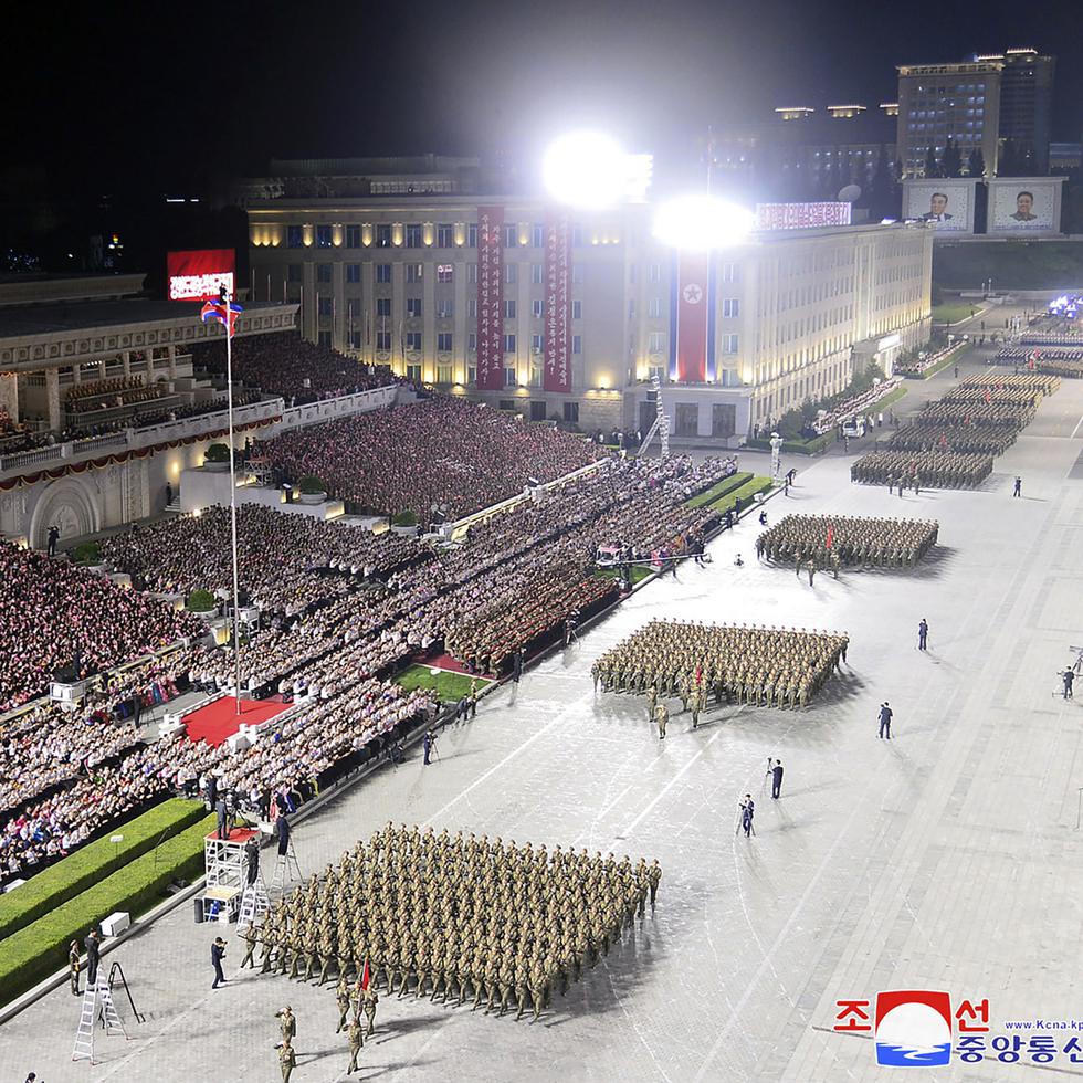 Esta fotografía, proporcionada por el gobierno norcoreano el sábado 9 de septiembre de 2023, muestra el desfile paramilitar del viernes 8 de septiembre en conmemoración del 75 aniversario de la fundación de Corea del Norte, en la Plaza Kim Il Sung de Pyongyang, Corea del Norte.