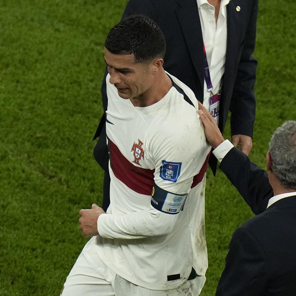 Fernando Santos, técnico de Portugal, le da una palmada en la espalda a Cristiano Ronaldo tras la eliminación en la Copa Mundial.