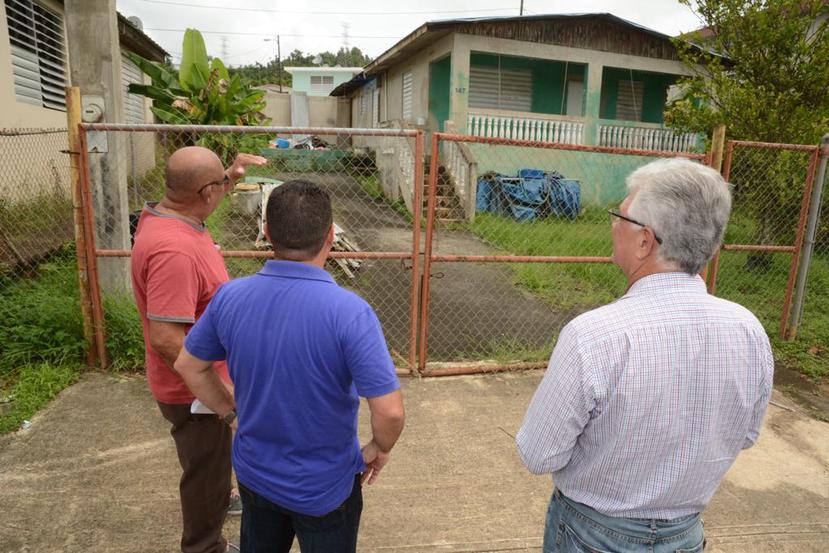 Representantes de la organización Samaritan's Purse realizaron un recorrido para observar algunas casas que todavía tienen toldos azules, más de un año después del impacto del huracán María. (Suministrada)