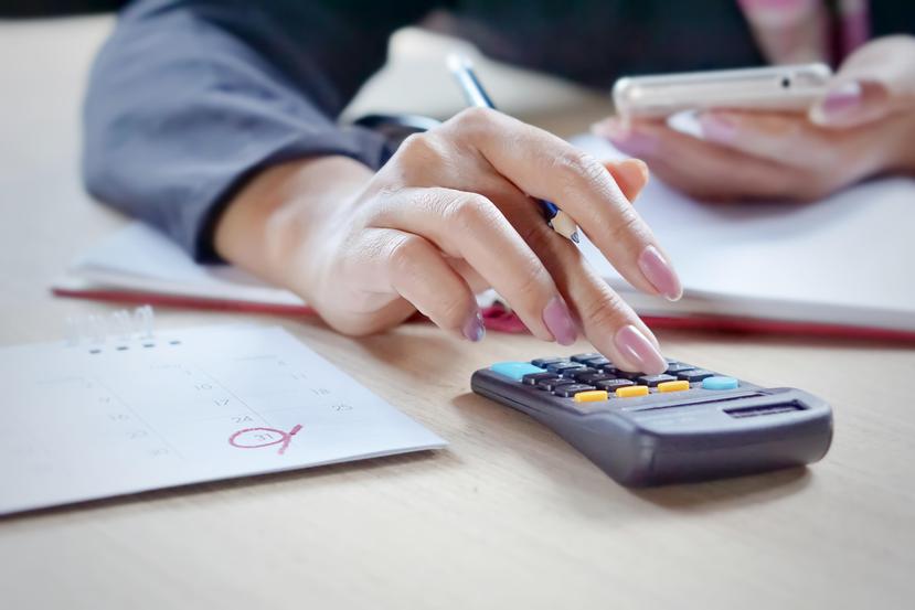 Se recomienda anotar a cuánto ascienden nuestros ingresos netos, los pagos mensuales que hacemos y  todos los demás gastos. (Shutterstock)
