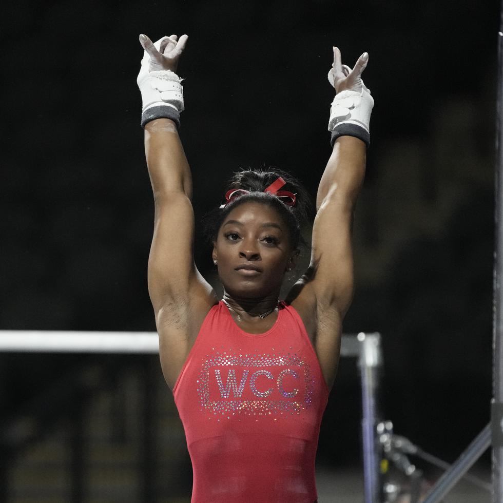 Simone Biles, siete veces medallista olímpica y campeona olímpica en 2016, entrena de cara al Clásico de Estados Unidos de gimnasia.