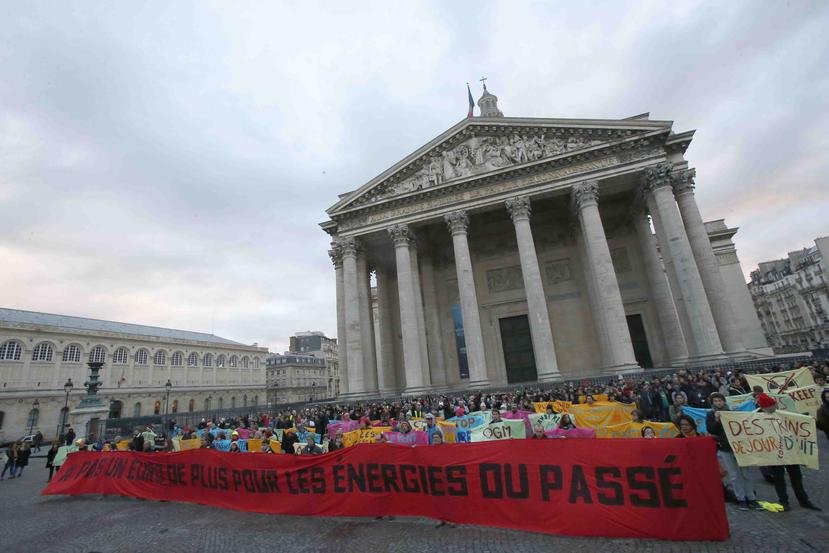 Los activistas mantuvieron sus protestas para exigir que compañías y gobiernos dejen de invertir desde ahora en petróleo y carbón. (AP)