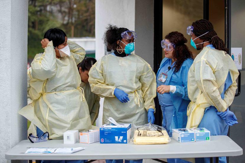 Trabajadores del sistema de Salud se preparan para abrir una estación de pruebas de coronavirus en Virginia. (EFE)
