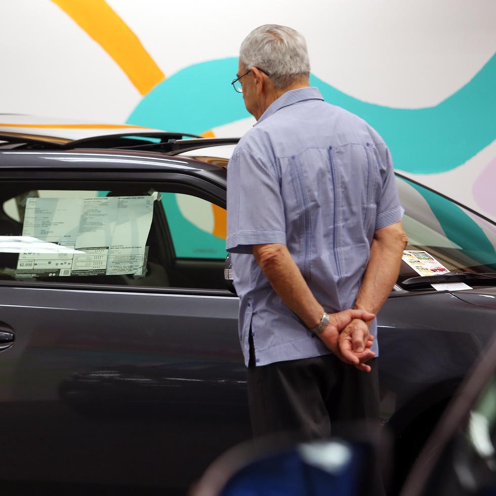 El economista Gustavo Vélez asegura que entre el 2014 y el 2023, los gastos de los consumidores en bienes duraderos aumentaron de $5,835 a $11,361 millones. En el 2023, se vendieron cerca de 129,000 unidades de autos nuevos.