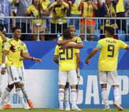 Los colombianos celebran el gol de Mina. (AP)