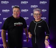 Terry Hayes (izquierda), vicepresidente senior de mercados prepago de Metro by T-Mobile en Estados Unidos, vino a Puerto Rico para ver el lanzamiento del servicio que presentó Wency Baerga, directora senior de ventas de T-Mobile.