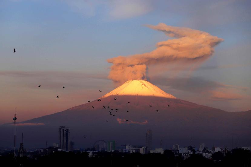 Momento en que el volcán Popocatépetl comienza su erupción. (EFE)