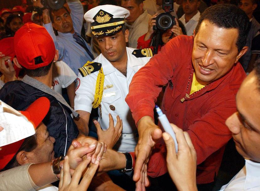 La cercana relación de Andrade con Chávez data cuando el entonces líder de la Revolución Bolivariana casi le saca el ojo derecho a su amigo mientras jugaban “chapita” -un juego parecido al béisbol- (EFE).