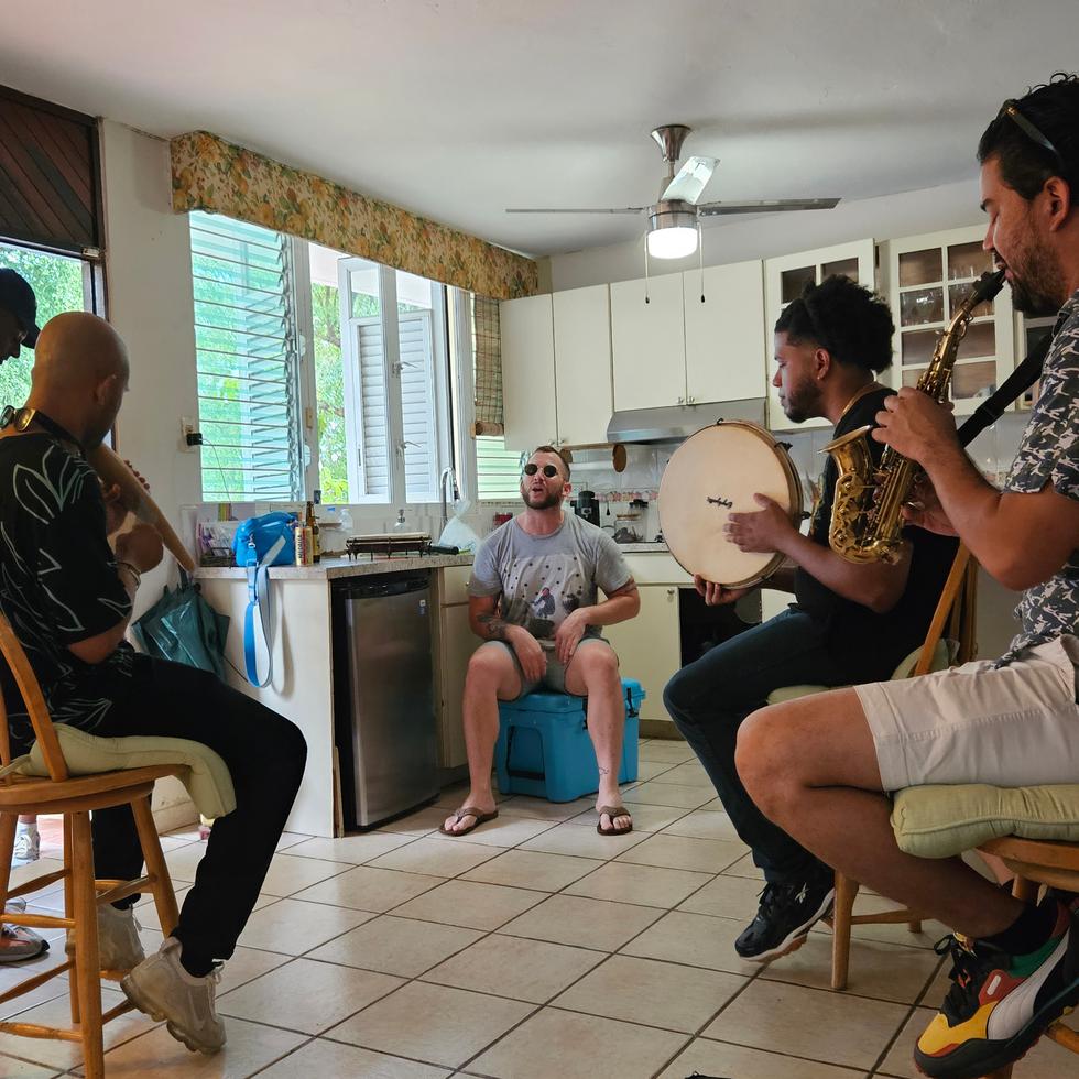 Varios músicos, familiares y amigos llegaron hasta el hogar de Gary Nuñez para rendirle homenaje.