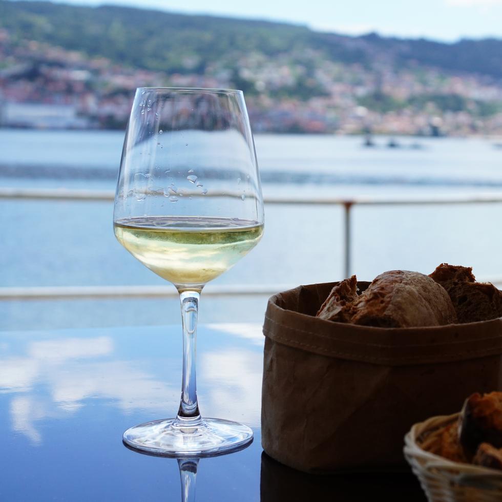 Los vinos elaborados a base de la variedad Albariño poseen unas características de acidez y frescura que no se encuentran, por ejemplo, en los sauvignon o chardonnay.