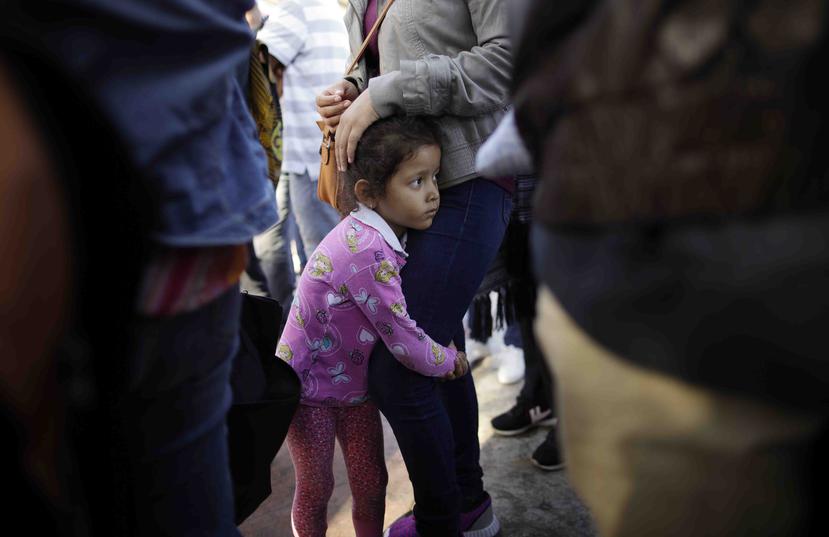 Junto a su familia, Nicole Hernández espera para solicitar asilo político en Estados Unidos. (AP)