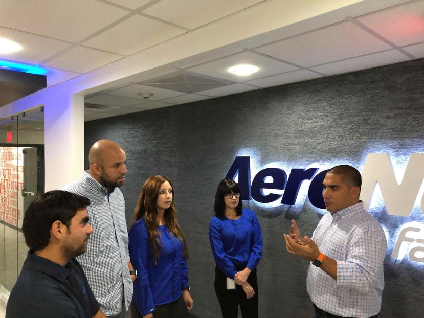 A la derecha, Gino Villarini, fundador y principal ejecutivo de AeroNet, conversa con parte de la plantilla de su empresa. (Suministrada)