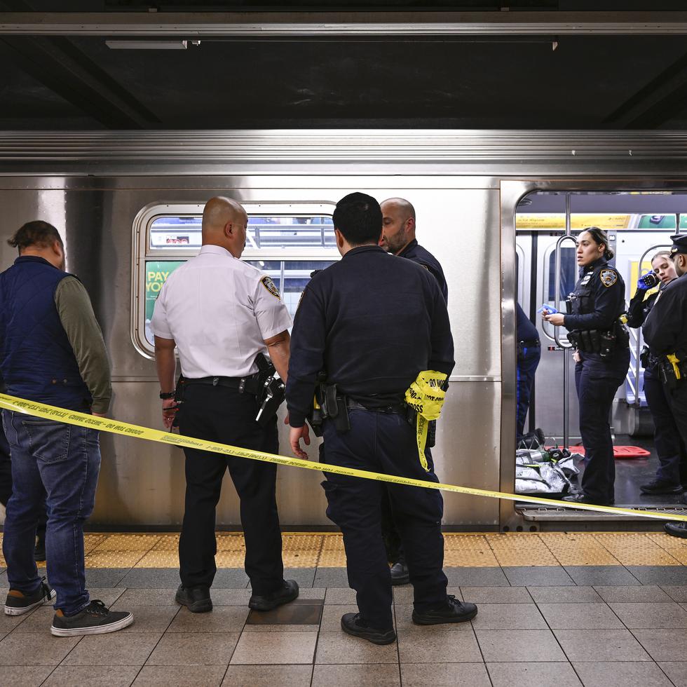 Policías de Nueva York trabajan en el lugar de un altercado en un tren del metro de Nueva York.
