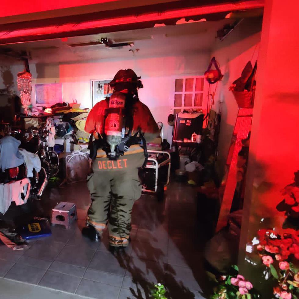 Un bombero entra a una residencia en Vega Baja, donde fue encontrado un hombre y un perro muertos tras encerrarse en su interior con un generador eléctrico encendido.