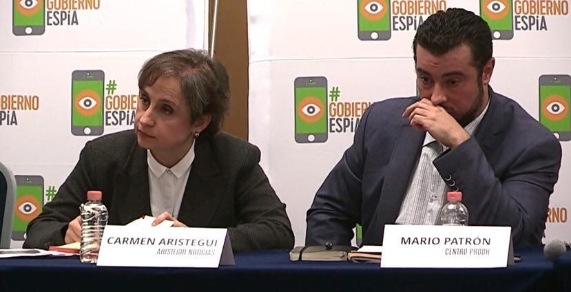 La periodista mexicana Carmen Aristegui y el director del centro de Derechos Humanos Miguel Agustín Prodh, Mario Patrón durante una conferencia de prensa en la Ciudad de México. (EFE)