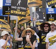 Trabajadores en huelga se manifiestan frente a Netflix en Los Ángeles. El Sindicato de Guionistas de Estados Unidos (WGA por sus siglas en inglés) anunció el lunes 10 de octubre de 2023 que el 99% de sus 8.525 miembros votaron a favor de ratificar el acuerdo. (Foto AP/Chris Pizzello)