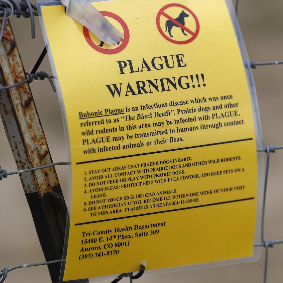 Un letrero de advertencia de peste bubónica en el estacionamiento cerca del Refugio de Vida Silvestre Rocky Mountain Arsenal, el sábado 10 de agosto de 2019, en Commerce City, Colorado.