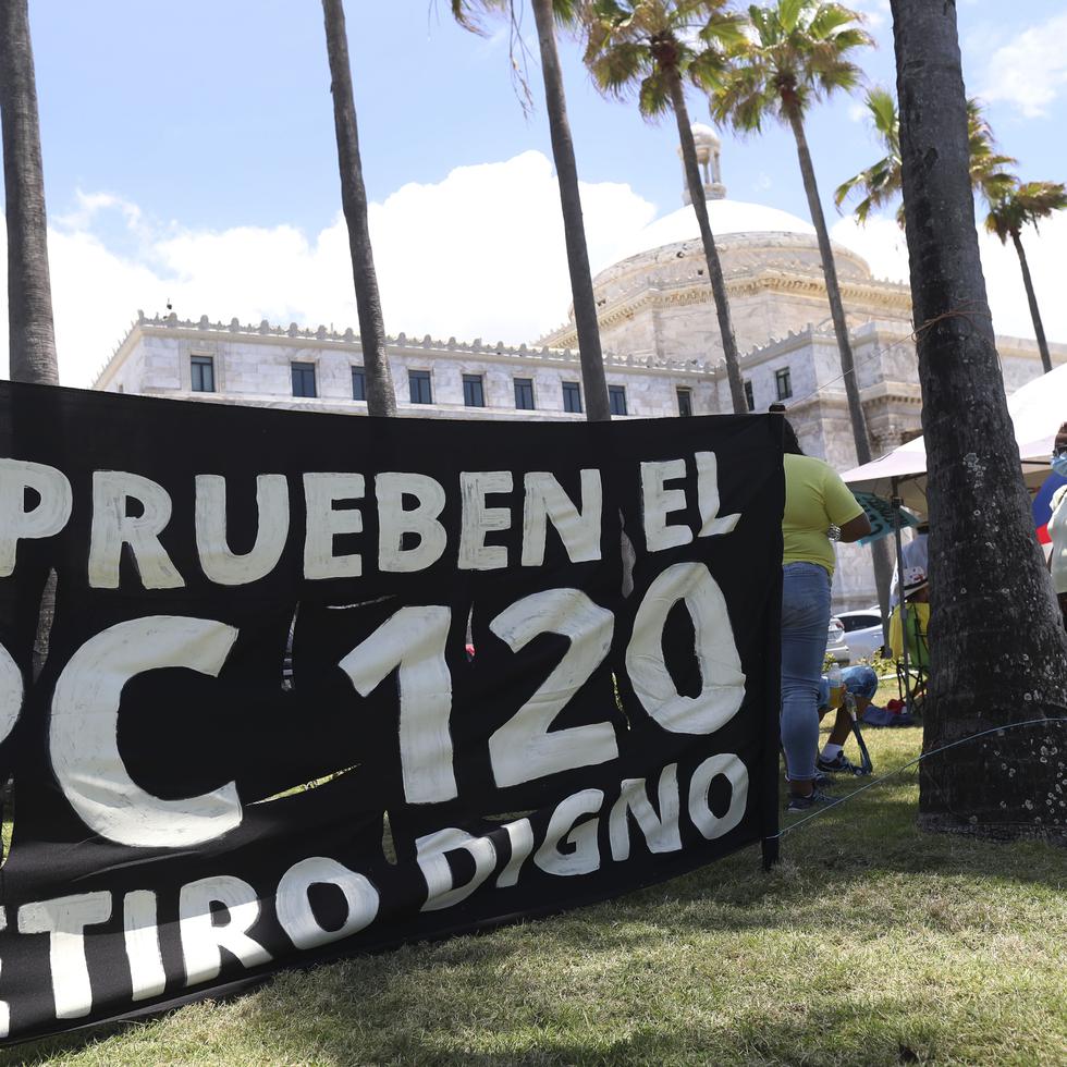 20210513, San Juan
Jubiladas y jubilados del gobierno de Puerto Rico montan campamento frente al Capitolio en defensa de sus pensiones. 
(FOTO: VANESSA SERRA DIAZ
vanessa.serra@gfrmedia.com)

