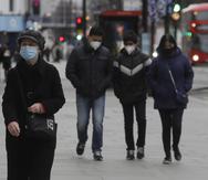 Peatones llevan máscaras al caminar por Oxford Street en Londres.