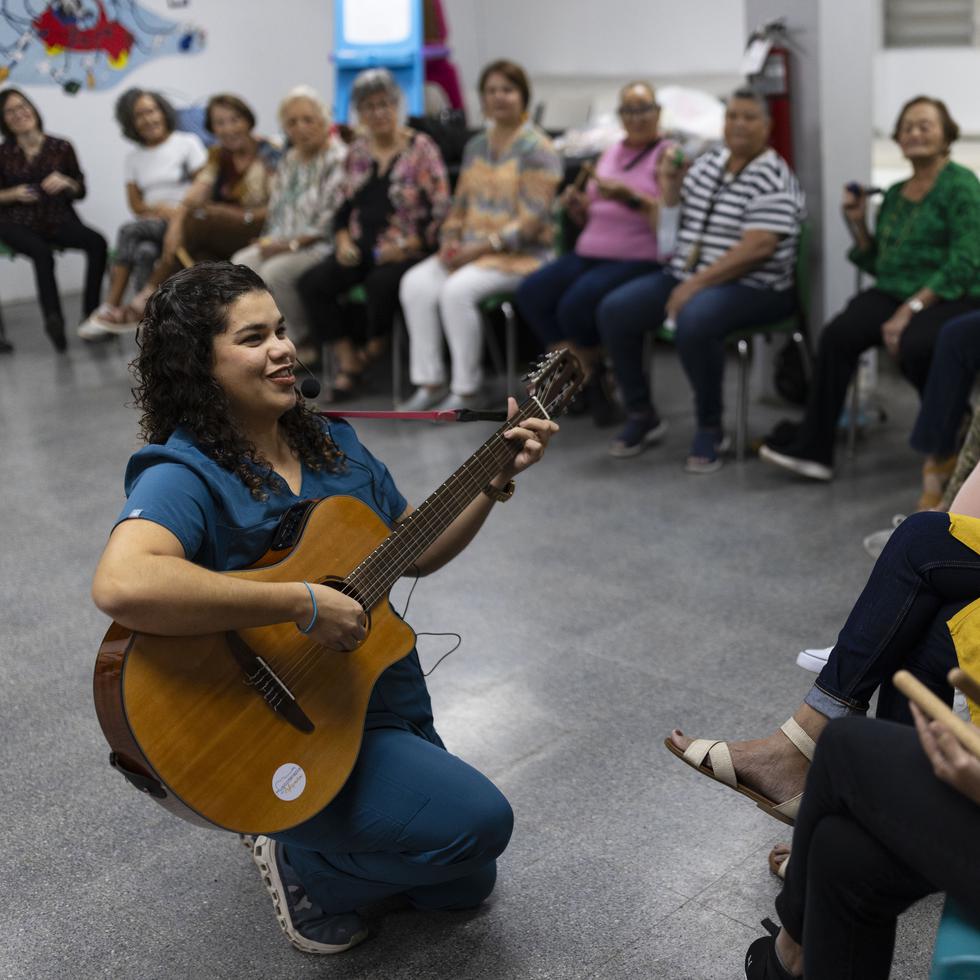 En Centro Inés, en Guaynabo, institución a la que Lizardi Vázquez acude una vez al mes, la enorme cantidad de personas que asiste a las sesiones la llevó a cambiar la estrategia para ofrecer una experiencia musicoterapéutica.