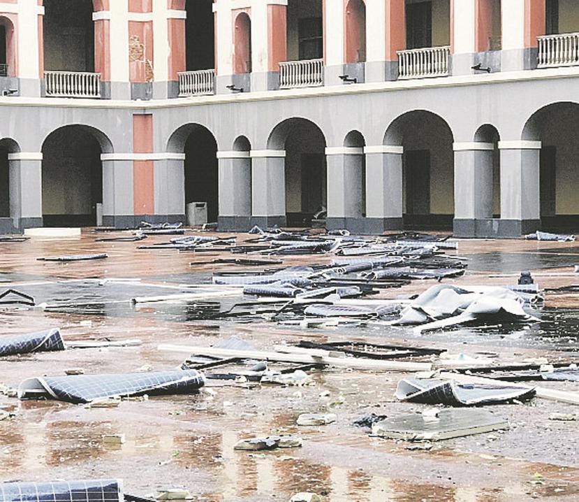 Las placas fotovoltaicas de la azotea del Cuartel de Ballajá quedaron esparcidas por el patio del edificio. (Suministrada)