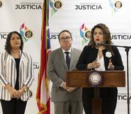 La licenciada Coralys Cruz Domínguez, el secretario de Justicia Domingo Emanuelli Hernández y la fiscal Joynette Torres La Court.