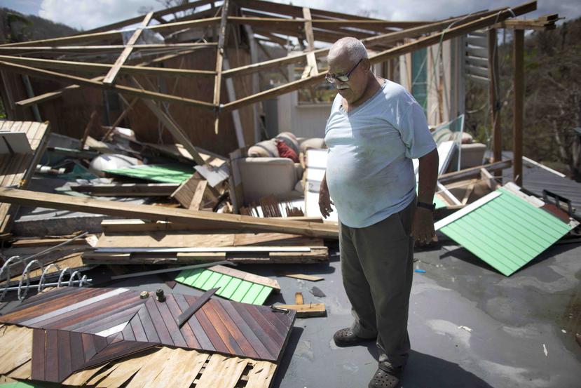 José Rivera Lima muestra la casa en la que vivía su nieta, estructura que no sobrevivó el embate del huracán María.