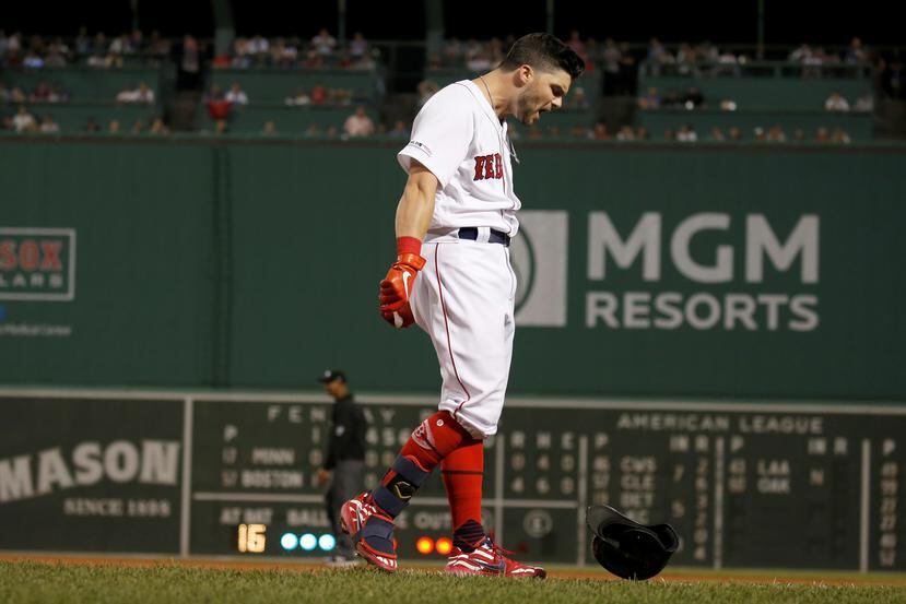 Andrew Benintendi reacciona frustrado tras ser retirado de out en un reciente partido de los Red Sox. Ha sido una temporada de decepciones para los campeones, que nunca se pudieron recuperar de un mal inicio. (AP/Mary Schwalm)