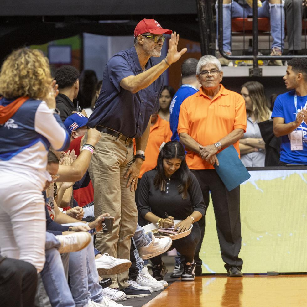 José "Piculín" Ortiz saluda a los presentes luego de ser presentado durante el partido entre Puerto Rico y Bahamas en el Coliseo Roberto Clemente. 


Ramon " Tonito " Zayas / GFR Media