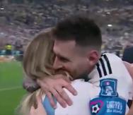 El abrazo de Lionel Messi con Antonia Farías.