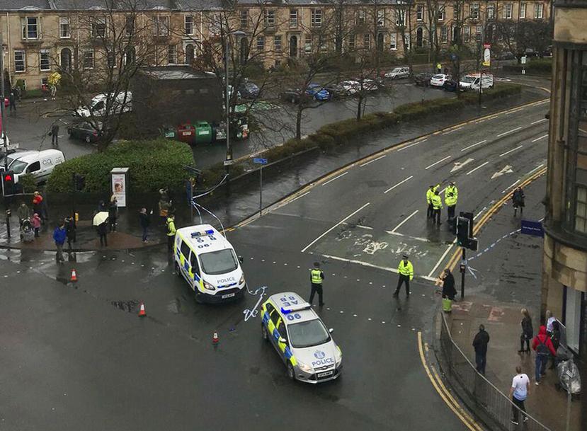 La Universidad de Glasgow, en Escocia, fue desalojada por la Policía, después de que se encontra un paquete sospechoso. (AP)