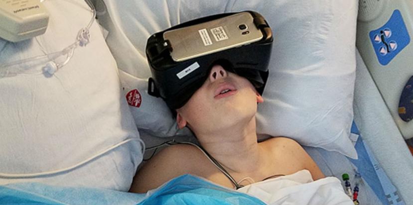 Blaine Baxter fue sometido a terapias de realidad virtual para reducir el dolor de sus lesiones en el brazo mientras es atendido por el cuerpo de doctores. (www.stanfordchildrens.org)