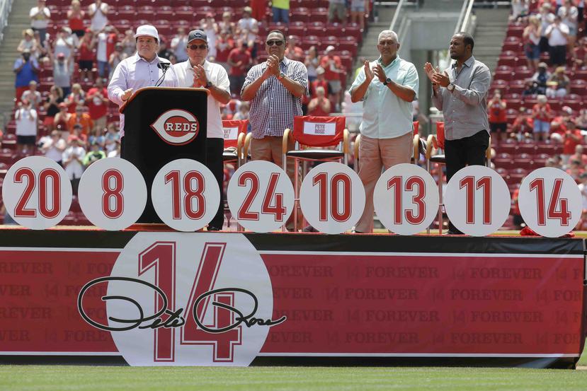 Los Rojos añadieron el 14 de Rose a su exhibición de números retirados detrás del plato. (AP)