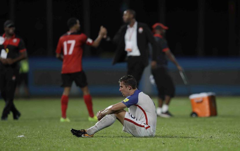 Matt Besler, de Estados Unidos, lamenta la derrota contra Trinidad y Tobago. (AP)