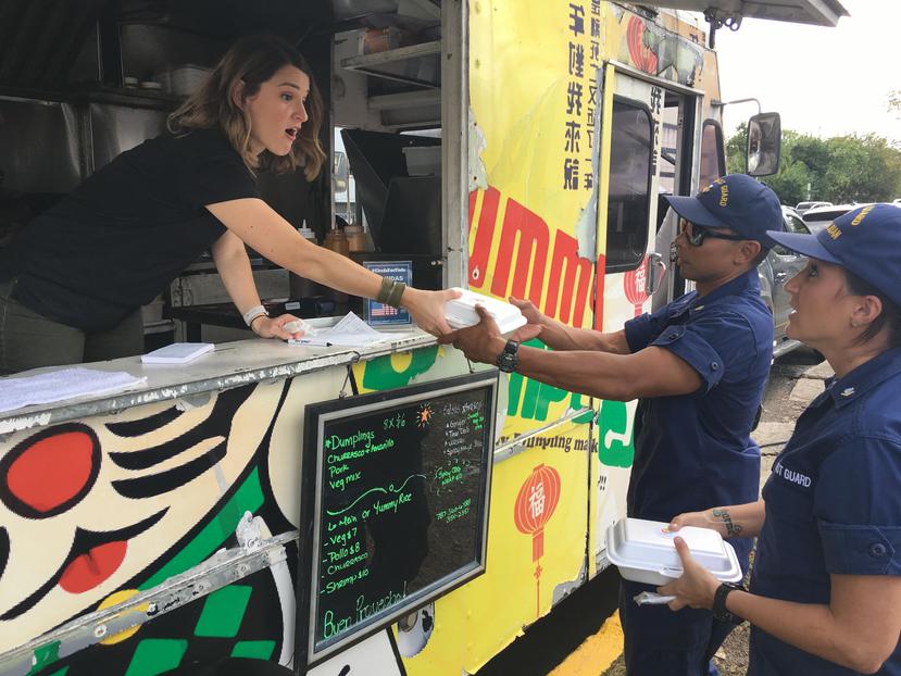 Empleados federales recibieron almuerzos ayer de manos de Mikol Hoffman, un “food truck” de Hato Rey.