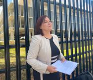La alcaldesa de Morovis, Carmen Maldonado, atiende a los medios el pasado junio frente al Tribunal Federal tras presentar una demanda contra la AAA en el foro federal.