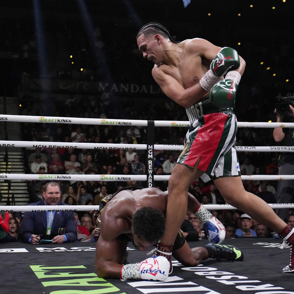 David Benavídez derriba a Demetrius Andrade en una pelea por el cinturón mundial interino de peso supermediano del Consejo Mundial de Boxeo (CMB).