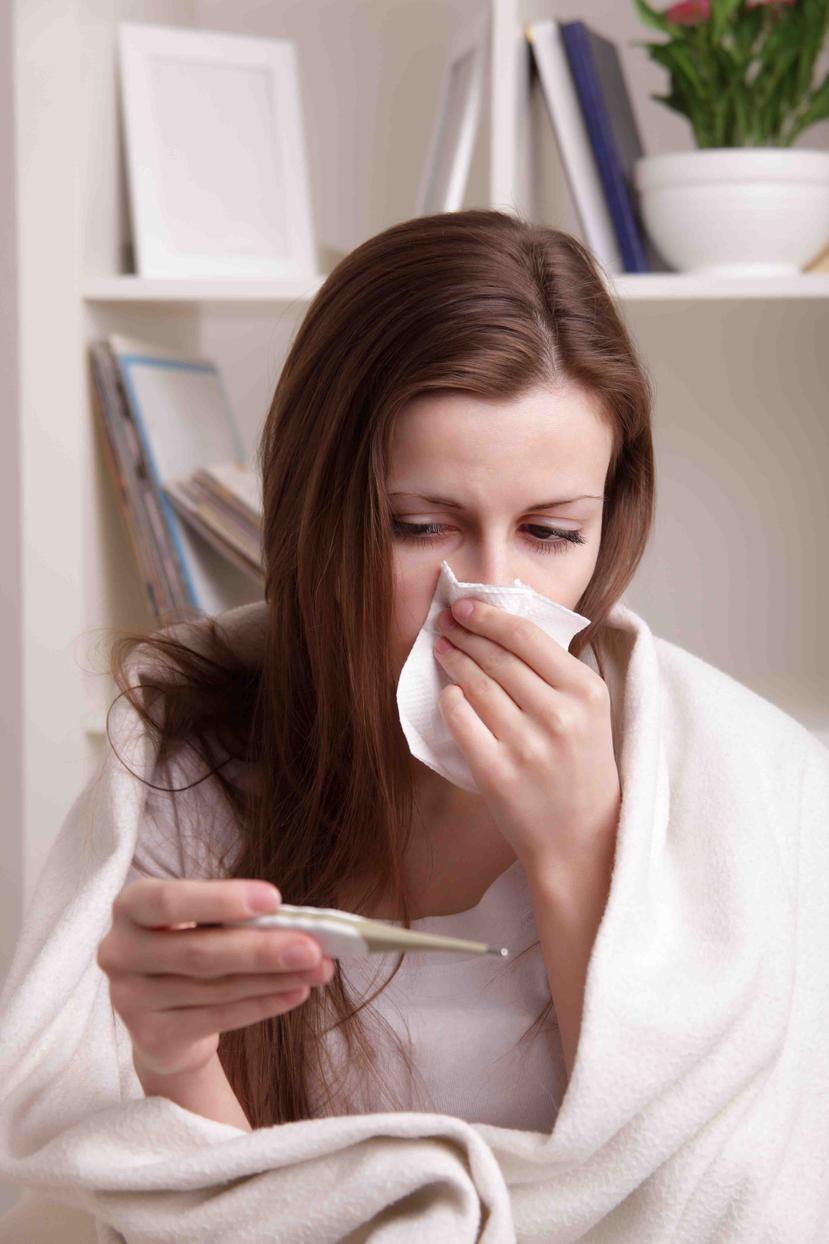 Algunos de los síntomas que puede presentar una persona que está empezado a padecer del virus son: fiebre, escalofríos, dolor de cabeza, decaimiento, tos y congestión nasal. Además, algunos síntomas gastrointestinales, especialmente en niños, pueden notar