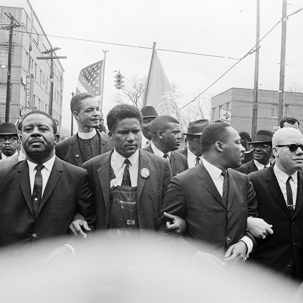 17 de marzo del 1965: Se ve al excongresista John Lewis participando de una marcha multitudinaria dirigida por Martin Luther King en Alabama.
