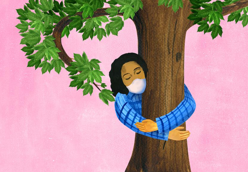 Una mujer abrazando un árbol