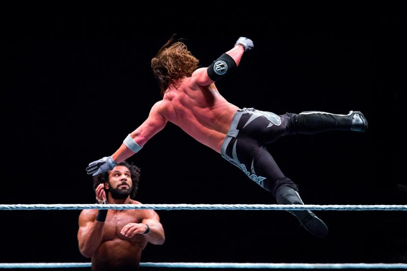 La súperestrella de la WWE, AJ Styles, se abalanza sobre Jinder Mahal, también luchador de la empresa, durante un espectáculo en Barcelona, España. (Shutterstock.com)